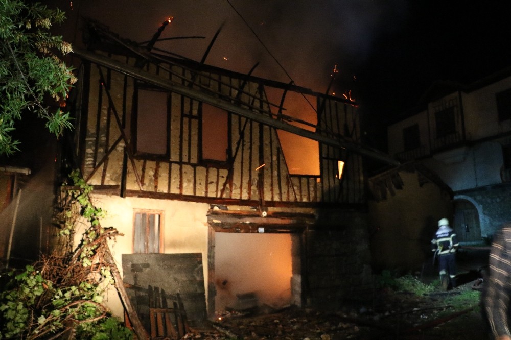 100 yıllık tarihi ev kül oldu Karabük Haberleri