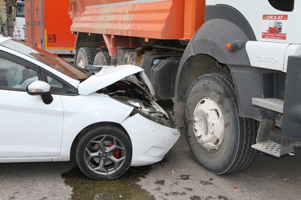 Elazığ’da otomobil kamyona çarptı: 3 yaralı
