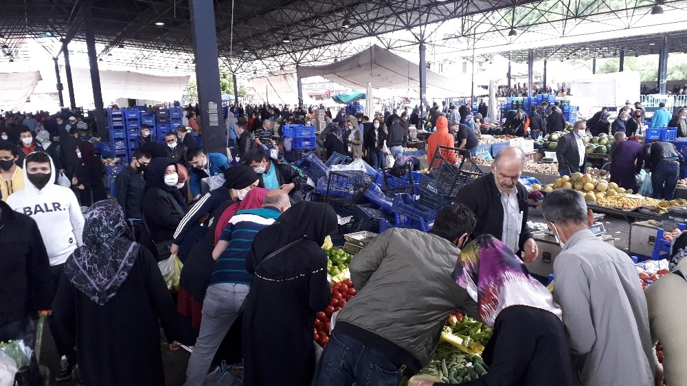 Vatandaşlar soğuk havaya rağmen çarşı ve pazara akın etti