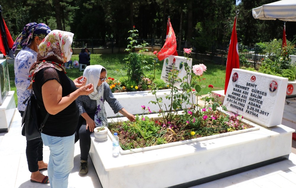 Adanalılar kısıtlama öncesi mezarlıklara koştu