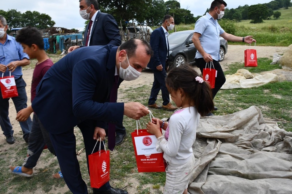 İzmir Balıkesirliler Derneğinden 400 çocuğa bayram hediyesi