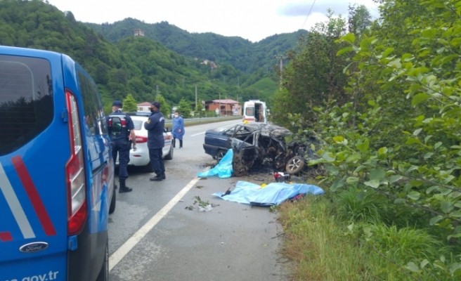 Trabzon’da direğe çarpan araçta bulunan 3 kişi yanarak can verdi