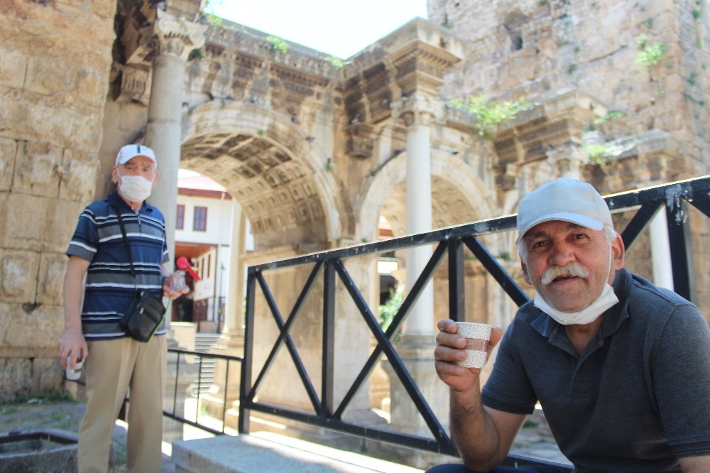 Antalya’da 65 yaş ve üstü vatandaşların adresi dünyaca ünlü Konyaltı Sahili varyantı oldu