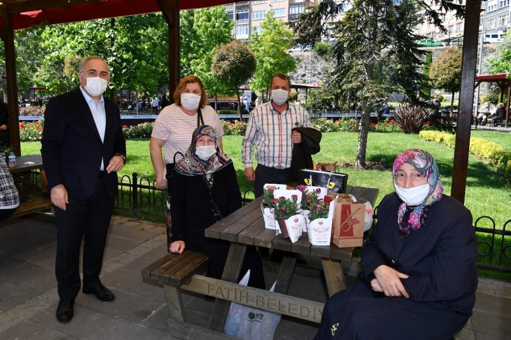 Fatih’te 65 yaş üstü vatandaşlara bayram kutlaması