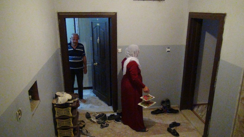 Mardin’de komşuların sosyal mesafeli bayram kutlaması