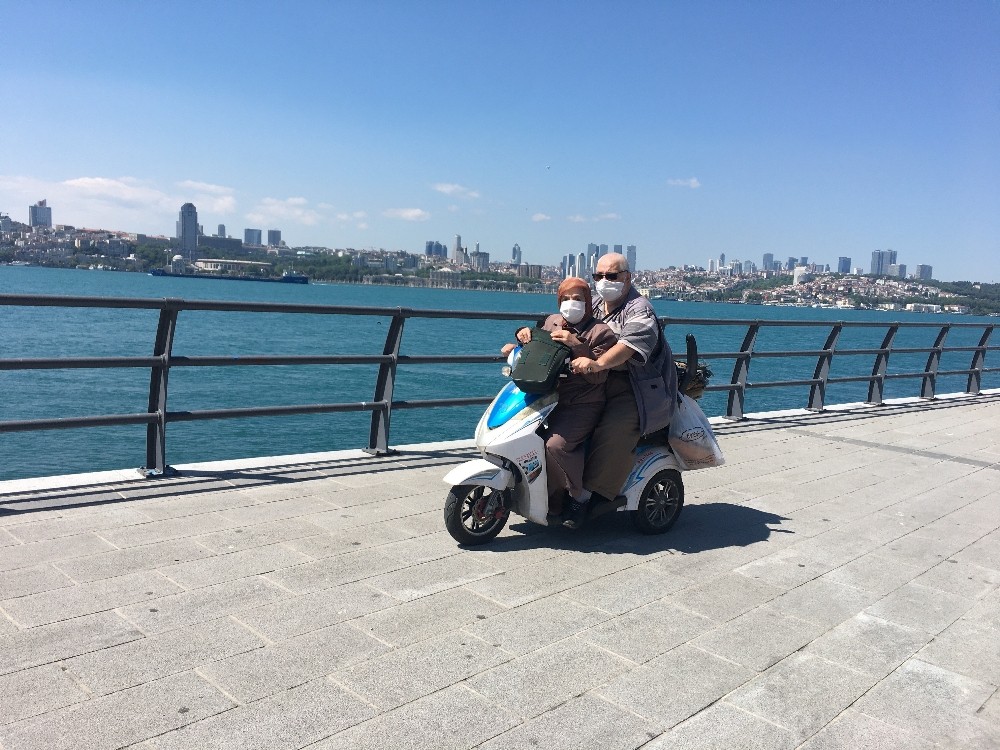 Üsküdar’da 69 yaşındaki adam eşini yanına aldı, motosikletle gezdi