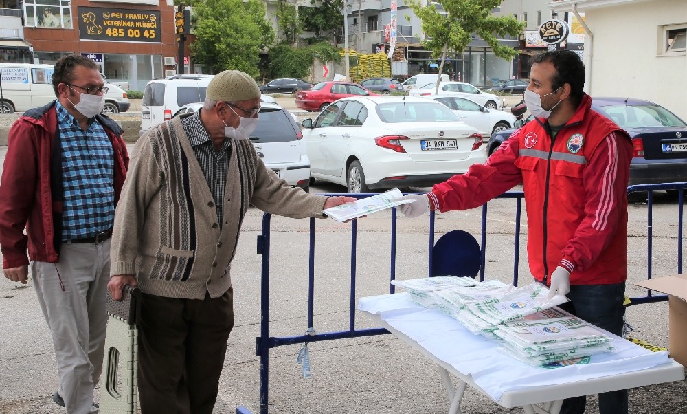Gölbaşı Belediyesinden vatandaşlara tek kullanımlık seccade dağıtımı