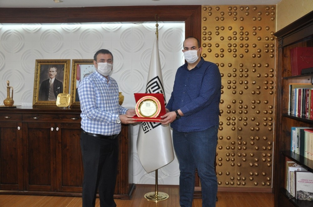 Mardin’de korona virüs test laboratuvarını kuran akademisyenlere plaket