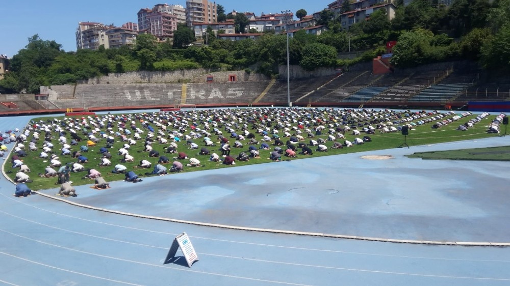 Zonguldak’ta Cuma namazı stadyum’da kılındı