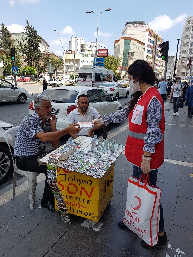 Kizilay Bu Kez Maske Dagitimi Icin Sahada Adana Haberleri