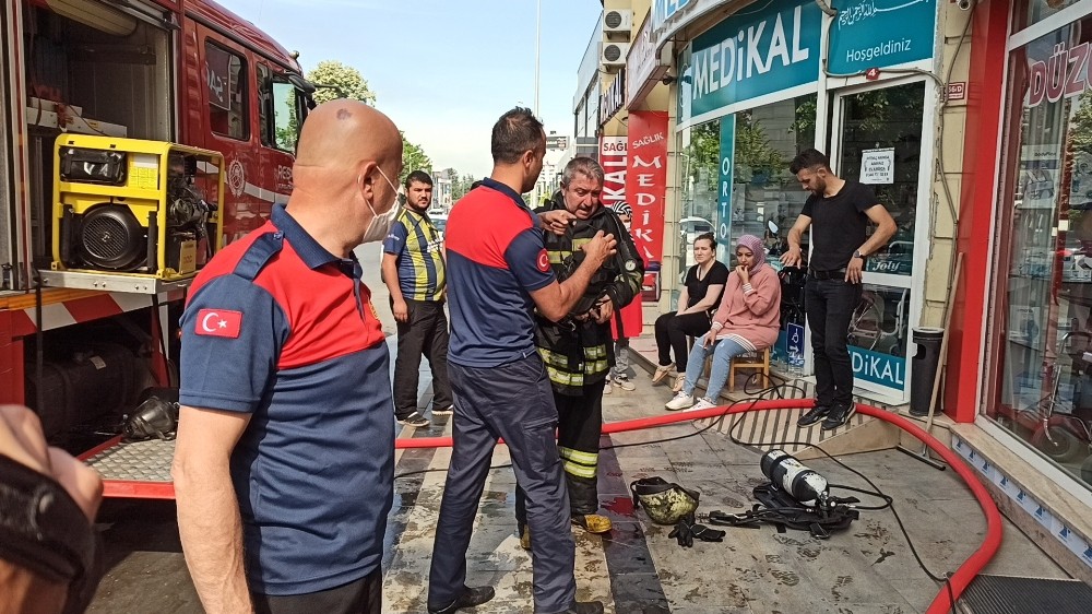 Medikal Urunler Satan Magazada Yangin Cikti Sabah Haber Ofisi