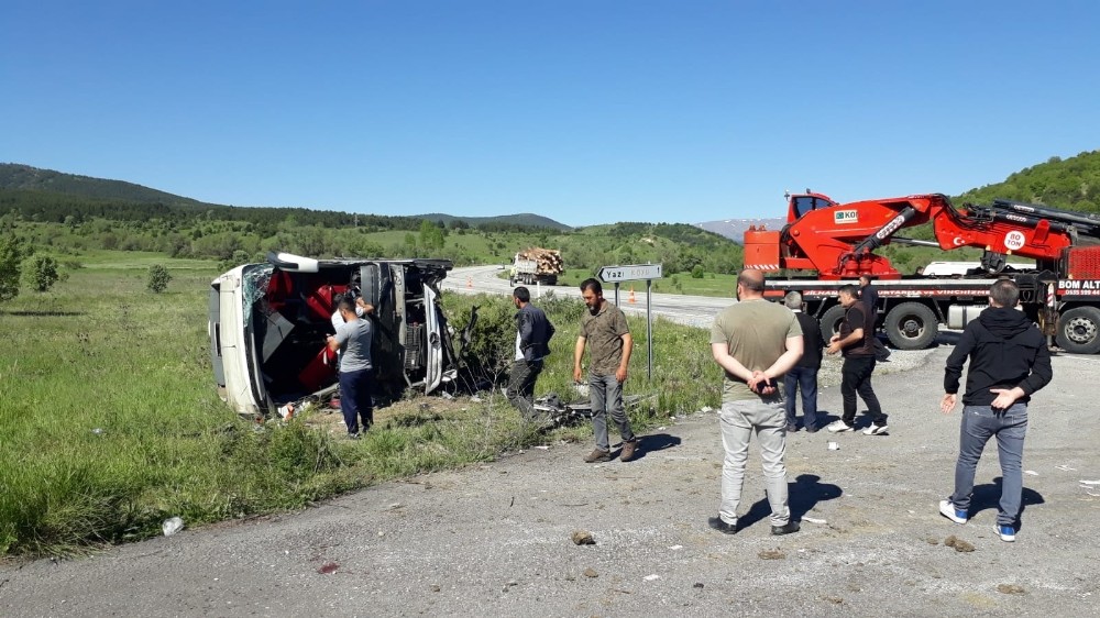 Erzincan Da Yolcu Otobusu Devrildi 19 Yarali Erzincan Haberleri