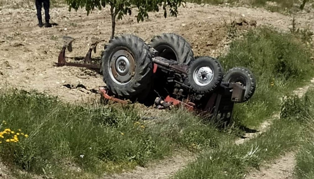 Traktorun Altinda Kalarak Hayatini Kaybetti Sabah Haber Ofisi