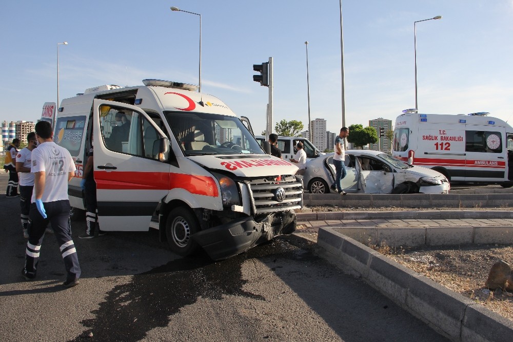 Korona virüs vakası taşıyan ambulans kaza yaptı: 2 yaralı