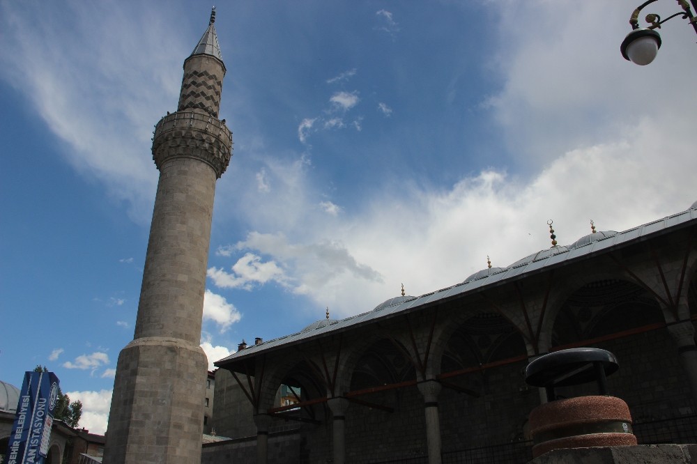 Cami Ve Minaresi Birbirinden Ayri Olan Tarihi Yapi Dikkatleri Uzerine Cekiyor Erzurum Haberleri
