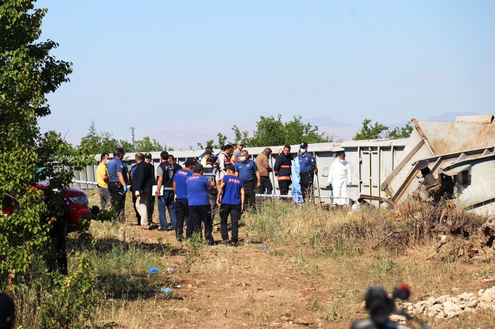 Tren kazasında kayıp makinistin arama çalışmaları sürüyor