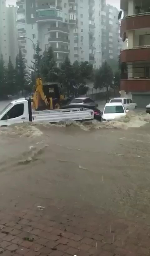 Adana'da sel suları araçları sürükledi - Adana Haberleri