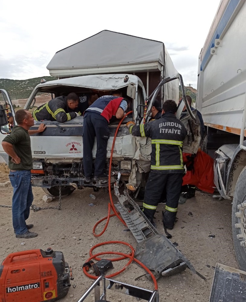 Araçta sıkışan 2 yaralı araç parçalanarak kurtarıldı