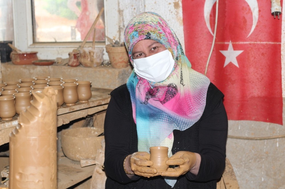 21 yıl önce gelin geldiği köyde, çömlek ustası oldu Bilecik Haberleri