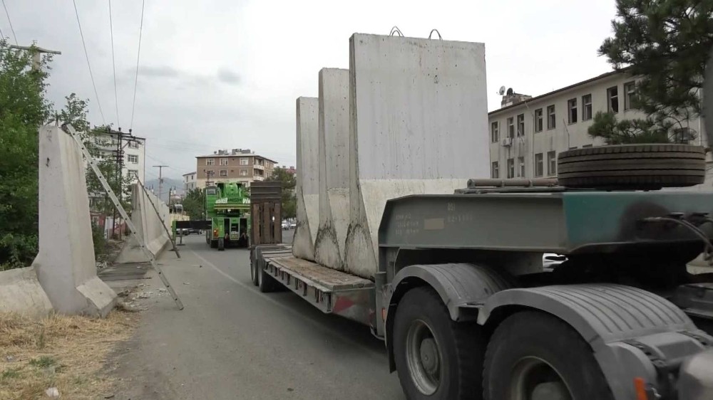 Iğdır’da güvenlik duvarları kaldırıldı Iğdır Haberleri Iğdır’da güvenlik duvarları kaldırıldı Iğdır Haberleri