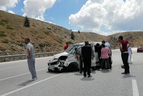 4 kişinin yaralandığı trafik kazasında kadının kolu koptu