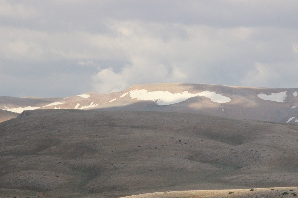 Bolkar dağındaki kar, görenlerin içini serinletti