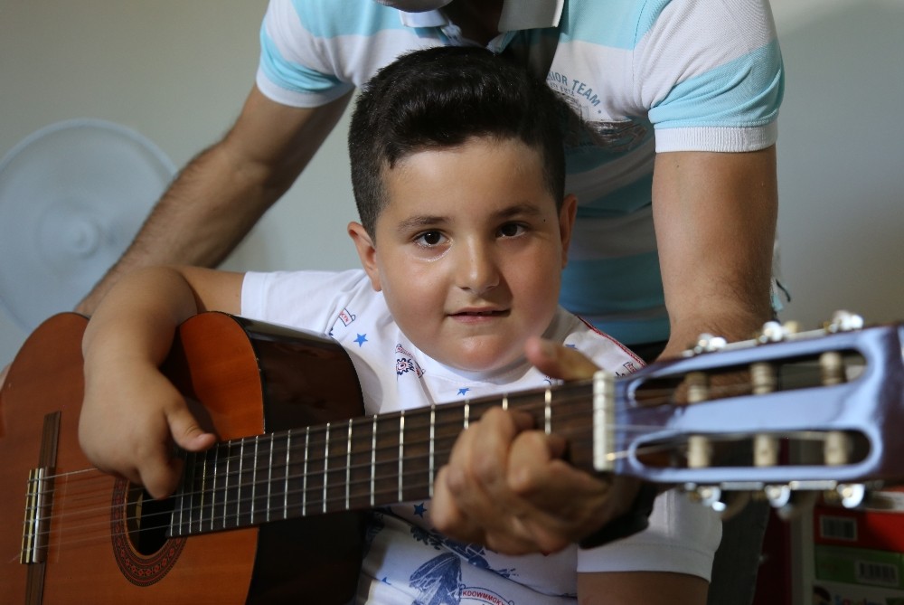 7 yaşına kadar konuşamayan Ayberk şimdi şarkı söylüyor