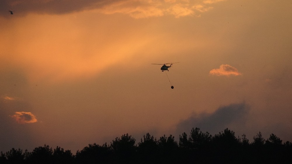Havanin Aydinlanmasiyla Bir Helikopter Indi Bir Helikopter Kalkti Sabah Haber Ofisi