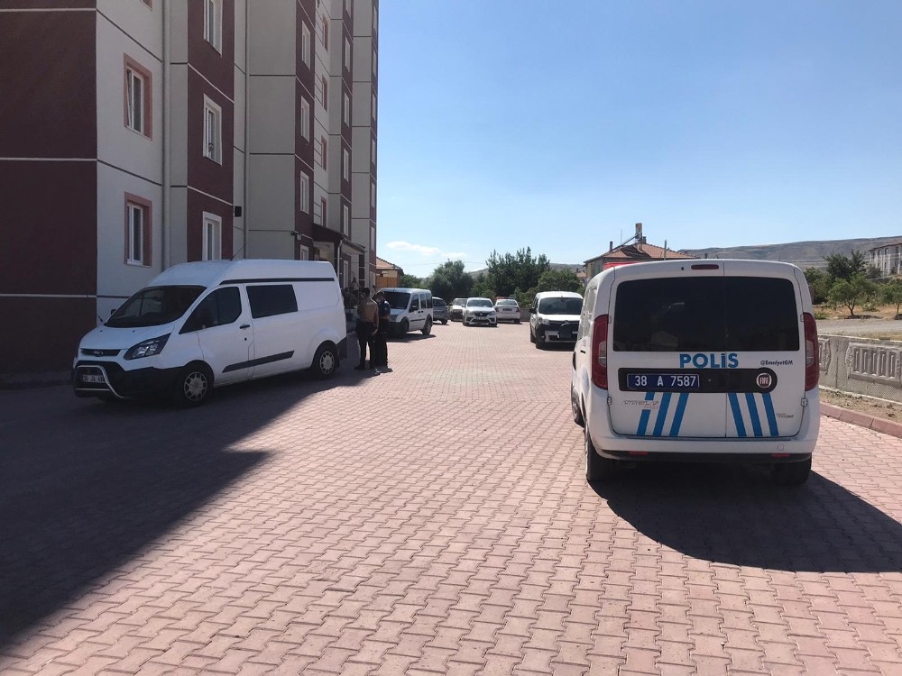 Kayseri De Intihar Kafasina Silahla Ates Eden Kadin Agir Yaralandi Sabah Haber Ofisi
