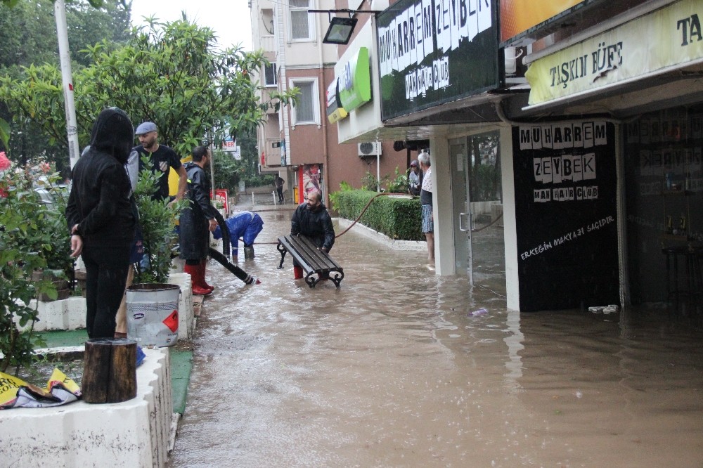 Kocaeli’de 1 saatlik sağanak yağış iş yerlerini sular altında bıraktı