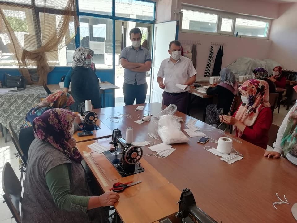 Derebucak’ta gönüllü usta öğreticiler ve kursiyerler koruyucu maske üretiyor