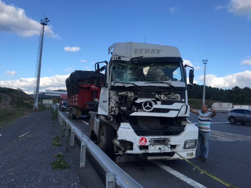 Özel Kuzey Marmara otoyolunda feci kaza: Tır ile kamyon çarpıştı, 1 kişi ağır yaralandı