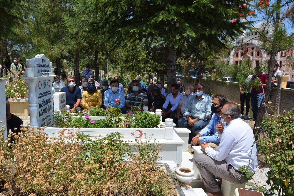 15 Temmuz şehidi Hukuk Fakültesi öğrencisi Naci Ağaroğlu mezarı aşında anıldı