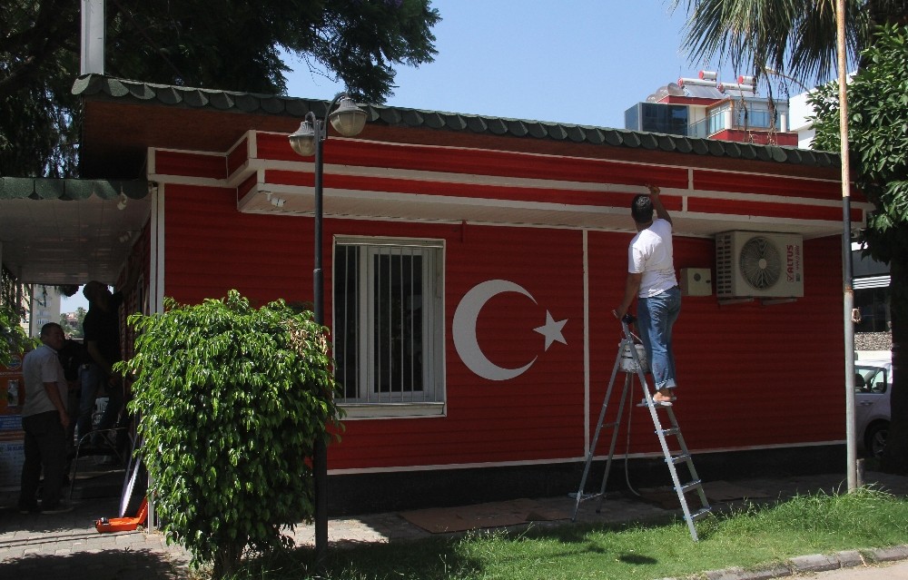 15 Temmuz anısına muhtarlık binasını bayrak renginde boyattı