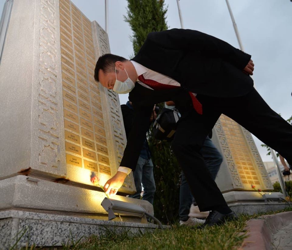 15 Temmuz Şehitler Anıtı’na karanfil bırakıldı