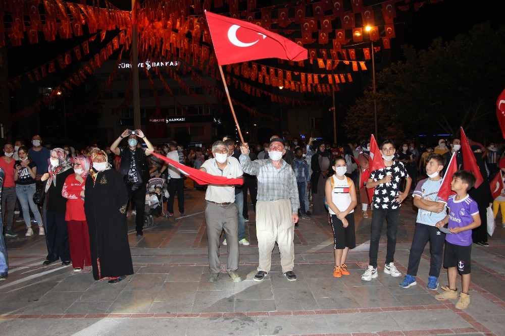 Isparta’da binlerce kişi demokrasi nöbetinde buluştu