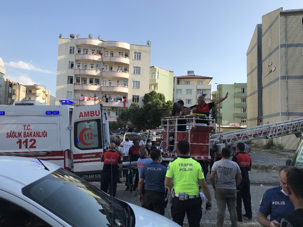 Üzerine duvar yıkılan işçi yaralandı Iğdır Haberleri Üzerine duvar yıkılan işçi yaralandı Iğdır Haberleri