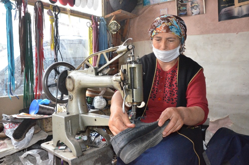 Ayakkabı tamircisi Zeynep ustaya İstanbul’dan bile ayakkabı geliyor
