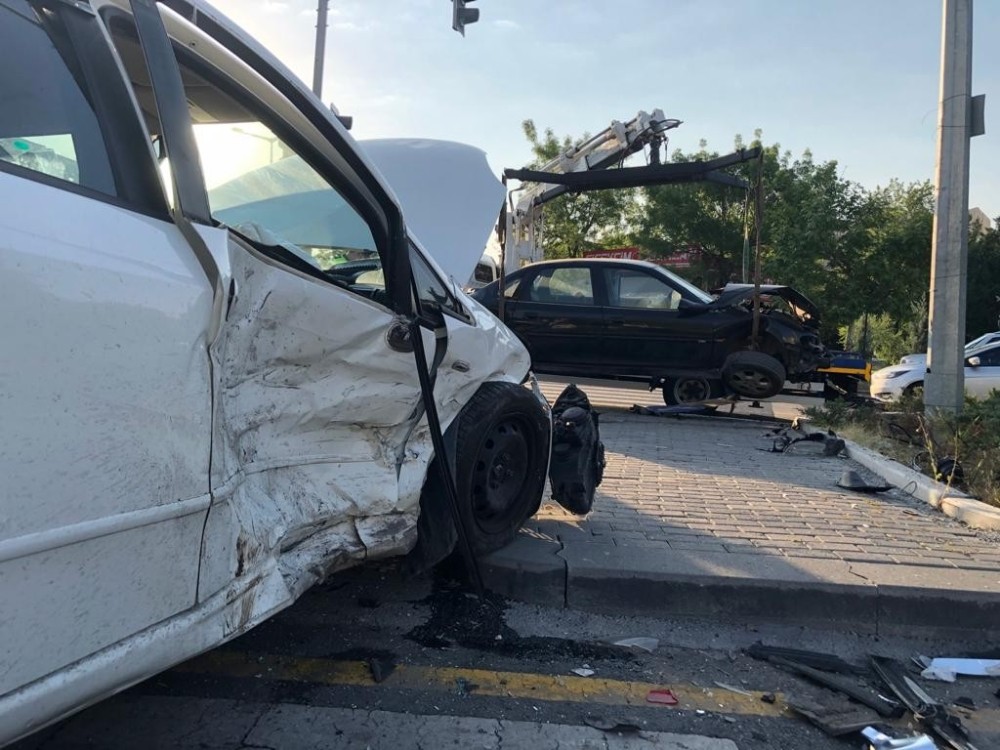 Başkent’te 2 otomobil çarpıştı: 4 yaralı