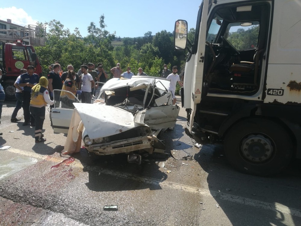 Kastamonu’da tır ile otomobil çarpıştı: 3 ölü