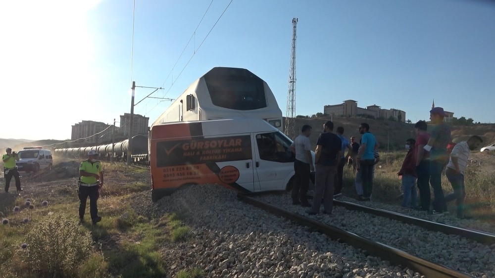 Akaryakıt yüklü tren minibüse çarptı: İki kişi son anda kurtuldu