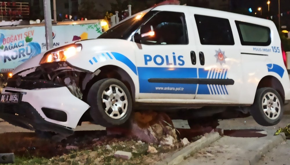 Başkent’te polis aracı kaza yaptı: 1 yaralı