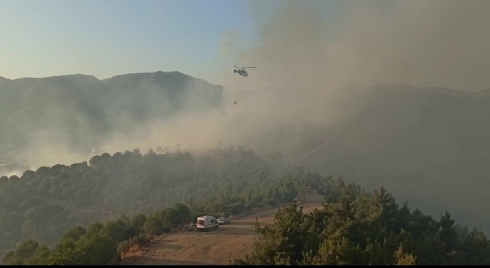 İzmir’de korkutan orman yangını 2 helikopter, 9 arazöz müdahale ediyor