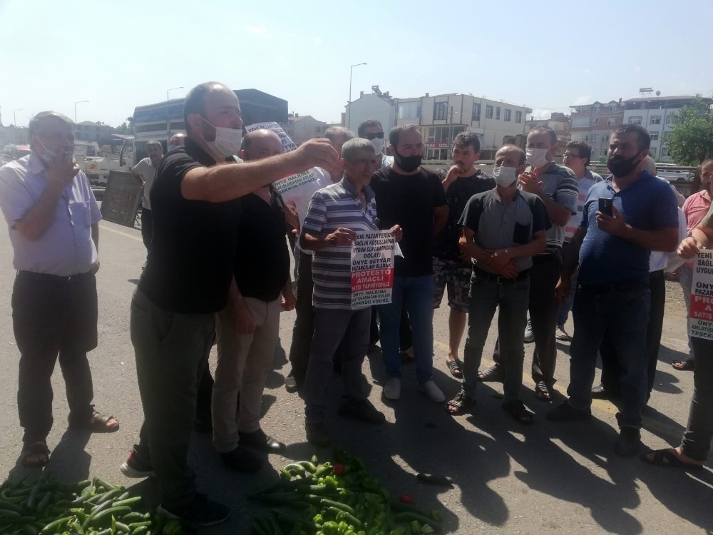 Pazarcı esnafı Ünye Belediyesini protesto edip tezgah açmadı