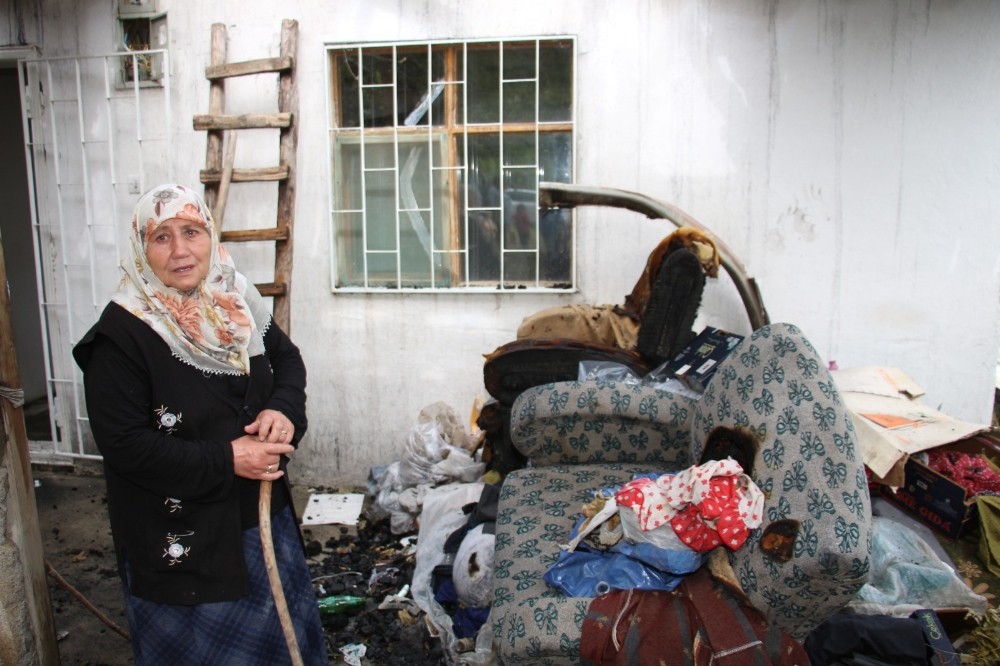 Evi yanan 76 yaşındaki Bülbül nine ahırda yaşam mücadelesi veriyor