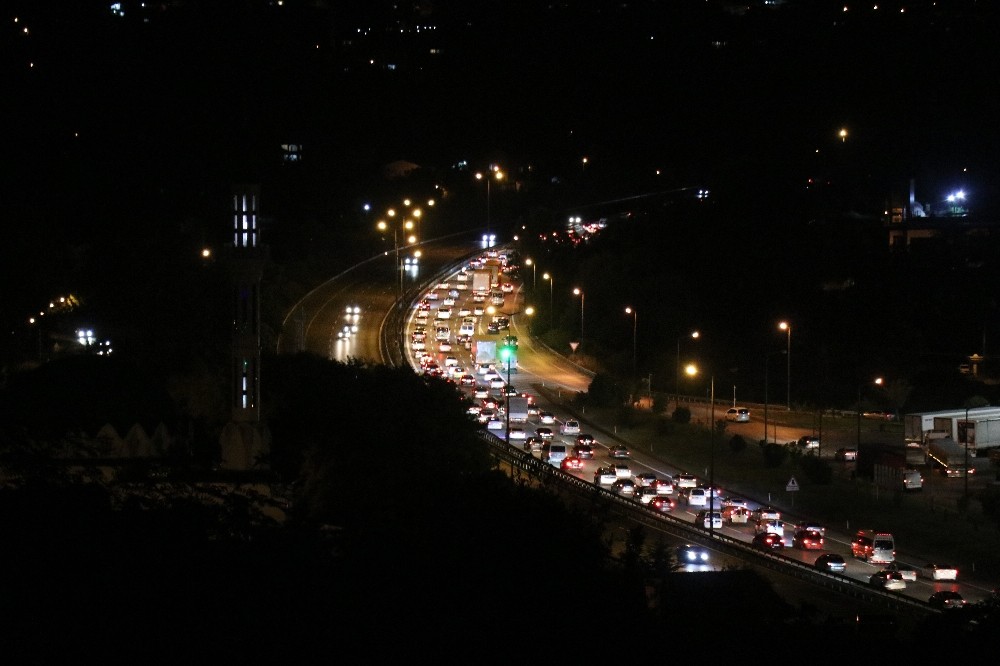 Sakarya TEM’de bayram trafiği gece saatlerinde de devam ediyor