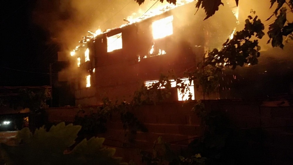 Elektrik kontağından çıkan yangın üç evi kül etti