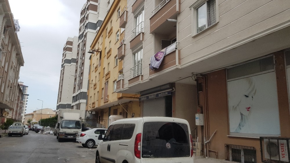 kavga ettigi adama balkondan tencere