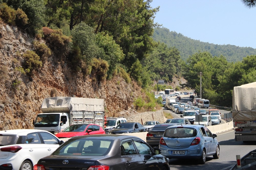 Karayolunda Yine Uzun Kuyruklar Olustu Mugla Haberleri