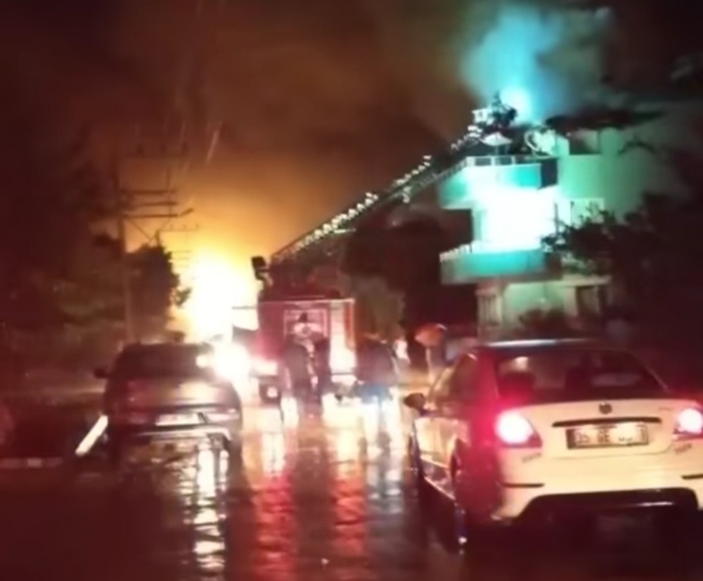 İzmir’de yıldırım düşen evde yangın çıktı